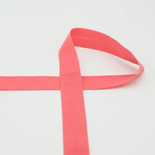 Roosa puuvillane kaldpael valgel taustal