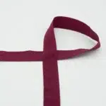 Tumepunane kalasabapael valgel taustal