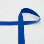 Sinine kangast pael valgel taustal