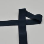 Tume sinine elastne lint valgel taustal