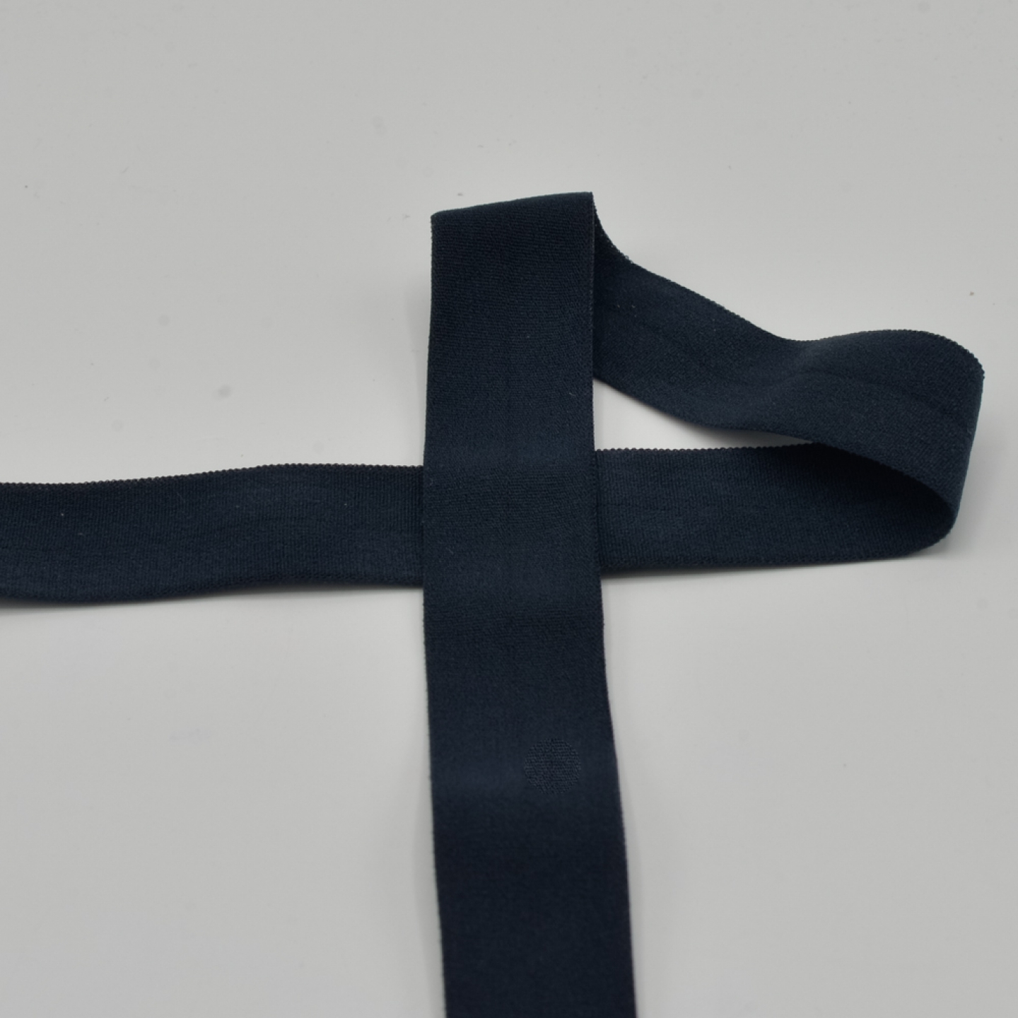 Tume sinine elastne lint valgel taustal