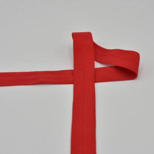 Punane kangast lint valgel taustal