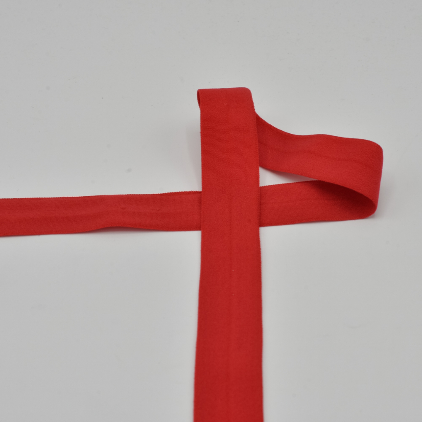 Punane kangast lint valgel taustal