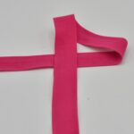 Ere roosa elastne kangapael valgel taustal