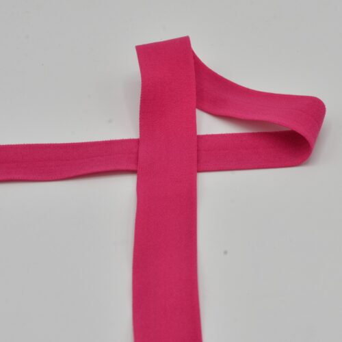 Ere roosa elastne kangapael valgel taustal