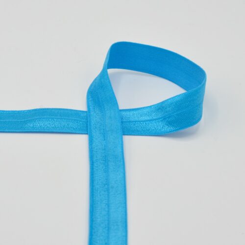 Helesinine elastne lint valgel taustal