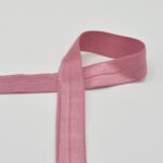 Roosa satiinlint valgel taustal