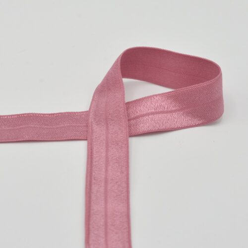 Roosa satiinlint valgel taustal