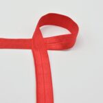 Punane satiinpael valgel taustal