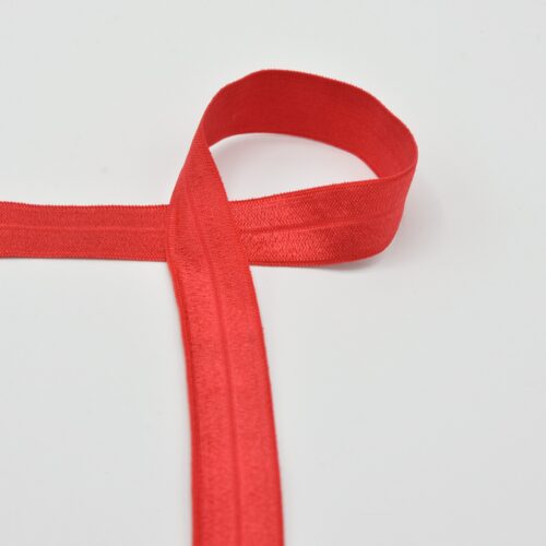 Punane satiinpael valgel taustal