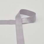 Hõbedane elastne lint valgel taustal