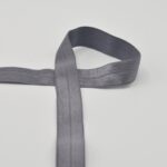 Hall elastne õmbluspael valgel taustal