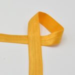 Kollane elastne lint valgel taustal