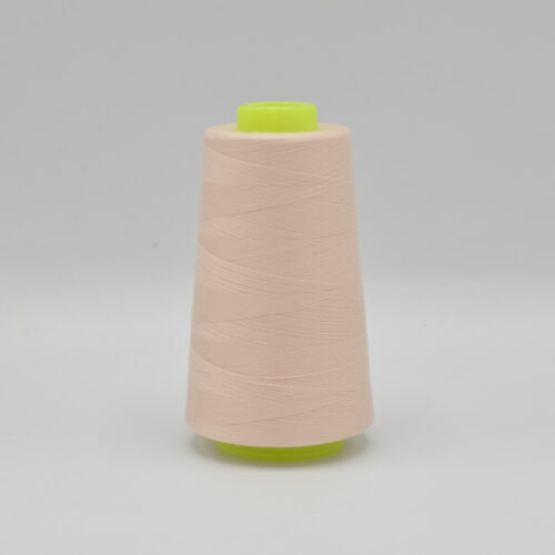 Beige õmblusniit koonusel