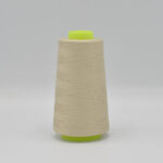 Beige õmblusniit koonusel plastikkandjal