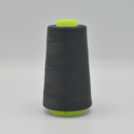 Tumehall õmblusniit suurel poolil