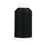 Must õmblusniidi rull valgel taustal