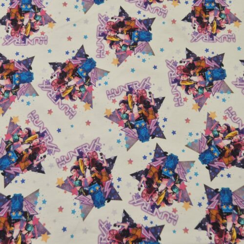 Värviline kangamuster tähtede ja tegelastega