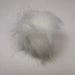 Valge koheva karvaga võtmehoidja pompon