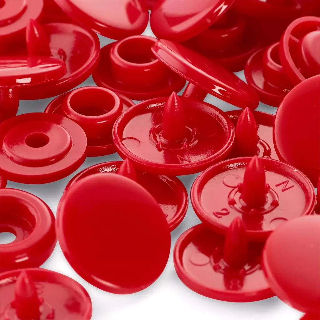 Punased plastnööbid terava otsaga