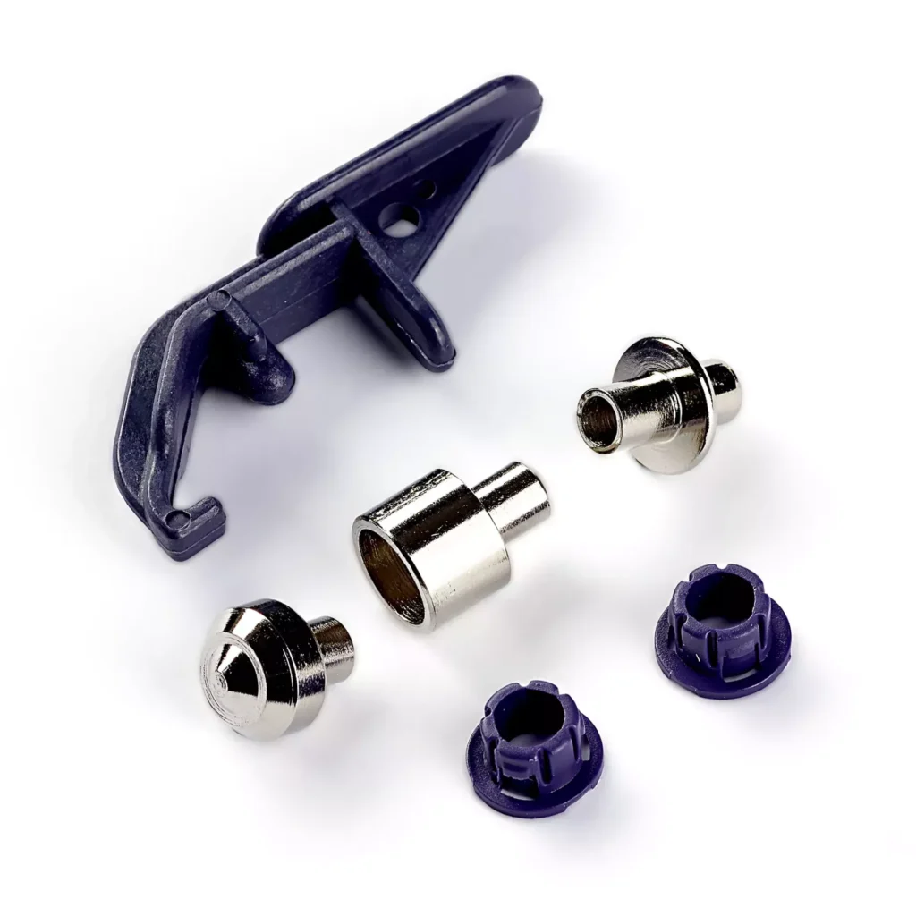 Metallosad ja plastist kinnitused valgel taustal