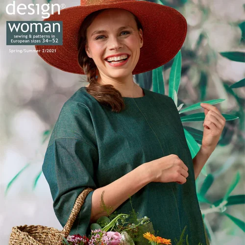 Naine suvekleidis ja mütsis lillekorviga