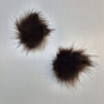 Kaks pruuni karvapalli valgel taustal