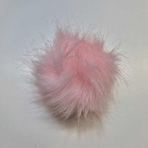 Roosa karvane pall valgel taustal