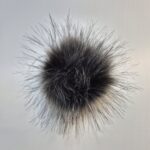 Hall karvane pompoon võtmehoidjale või mütsile