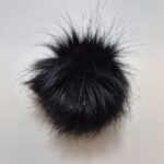 Must karvane mikrofonikate valgel taustal