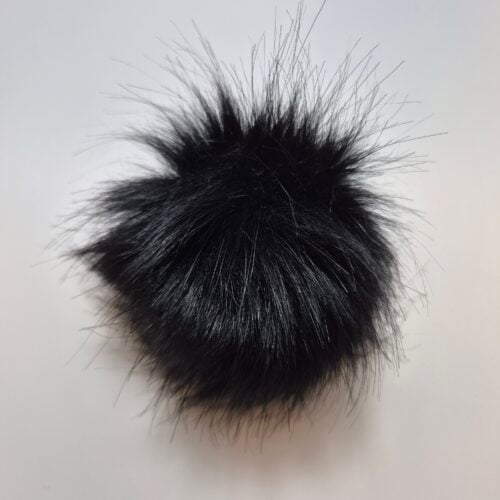 Must karvane mikrofonikate valgel taustal