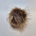 Pruun karvane võtmehoidja valgel taustal