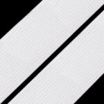 Valge elastne kummipael mustal taustal