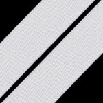 Valge elastne kummipael mustal taustal