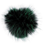 Must ja roheline kohev karvapall valgel taustal