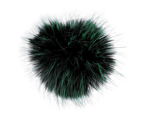 Must ja roheline kohev karvapall valgel taustal