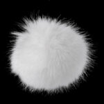 Valge karvane pall mustal taustal