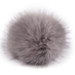 Hall kohev karvapall valgel taustal