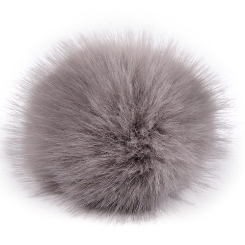 Hall kohev karvapall valgel taustal