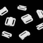 Valged plastist rihmaklambrid mustal taustal