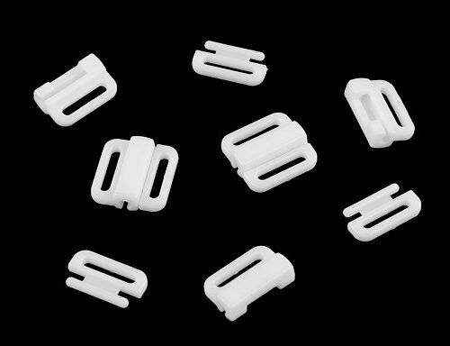 Valged plastist rihmaklambrid mustal taustal