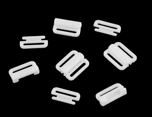 Valged plastist rihmaklambrid mustal taustal