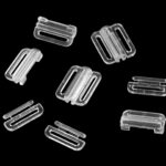 Läbipaistvad plastist rinnahoidja klambrid mustal taustal