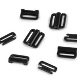 Mustad plastist rihmaklambrid laual