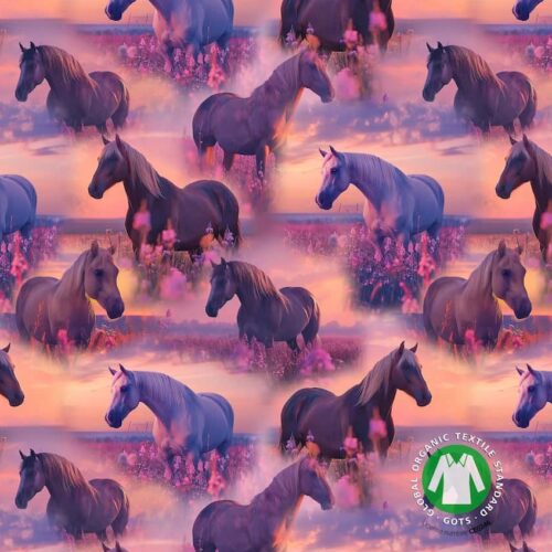 Hobused päikeseloojangul lillal niidul muster