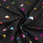 Must kangas värviliste liblikatega muster