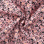 Roosa leopardimustriga riie tekstiilidisainiks