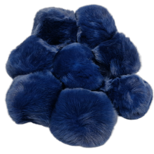 Sinised karvased võtmehoidjad või pomponid hunnikus