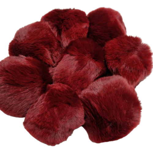 Tumepunased karvased pompomid koos hunnikus