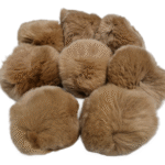 Pruunid karusnahast pomponid koos